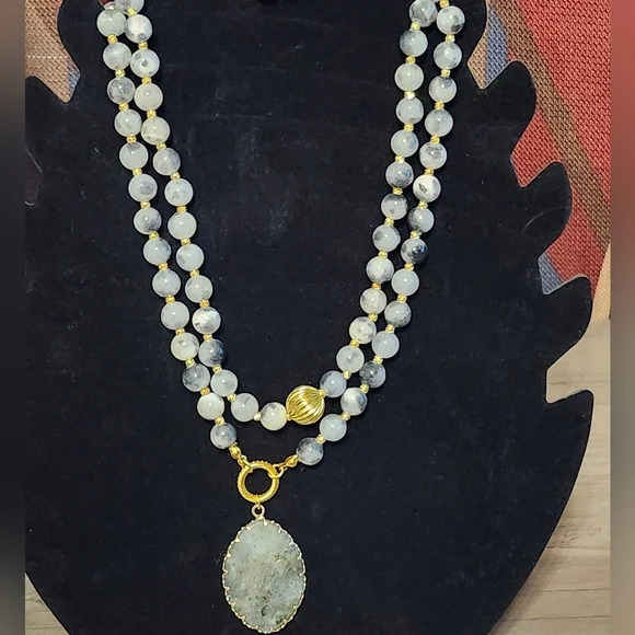 Beaded gemstone necklace featuring an oval pendant - Picture 3 of 5